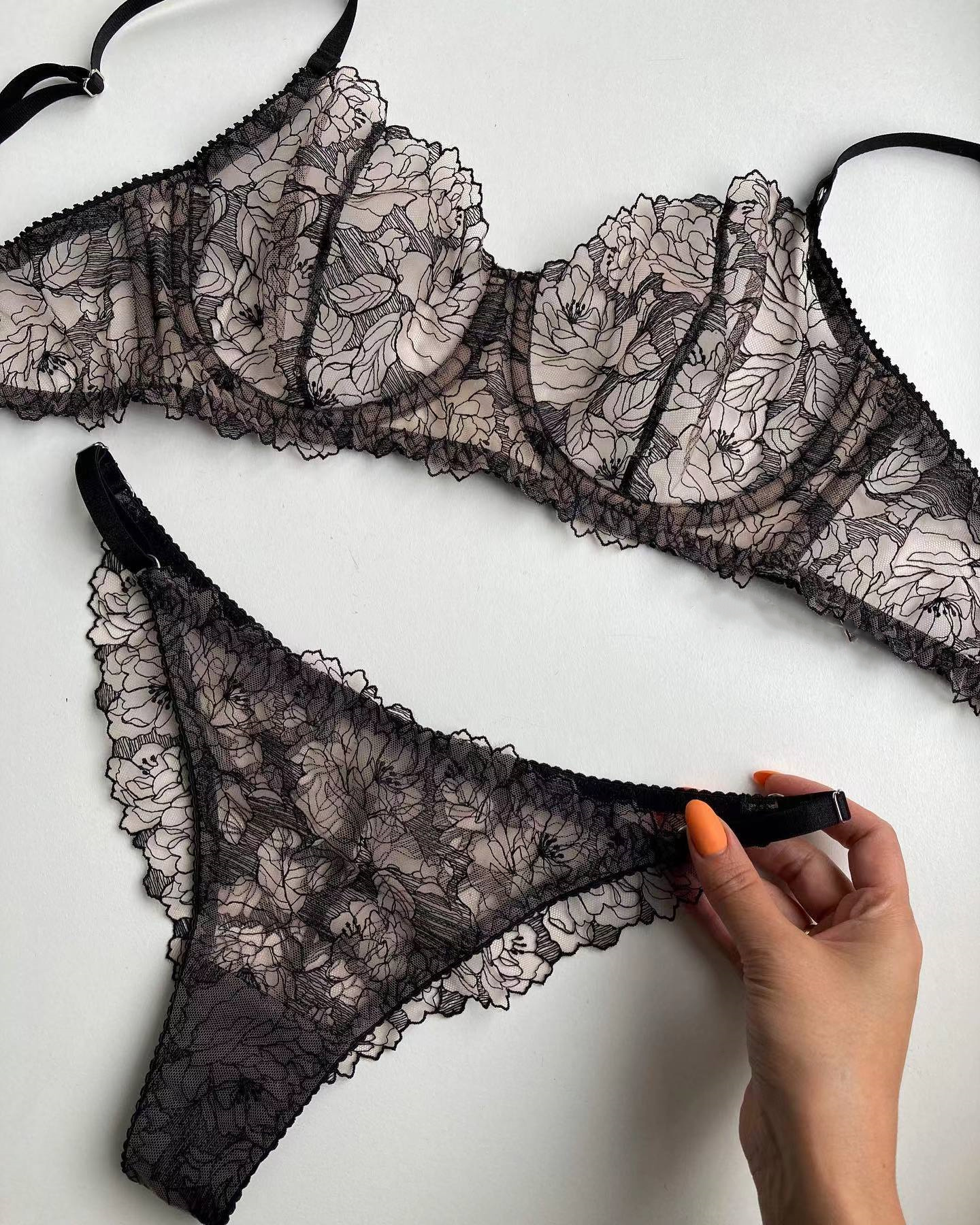 Bras Sets Sexy embroidery flower bra lingerie with steel ring perspective briefs set seamless underwear thin tempation lette 221010, As photoes showes
Bras Sets Sexy embroidery flower bra lingerie with steel ring perspective briefs set seamless underwear thin tempation lette 221010, As photoes showes