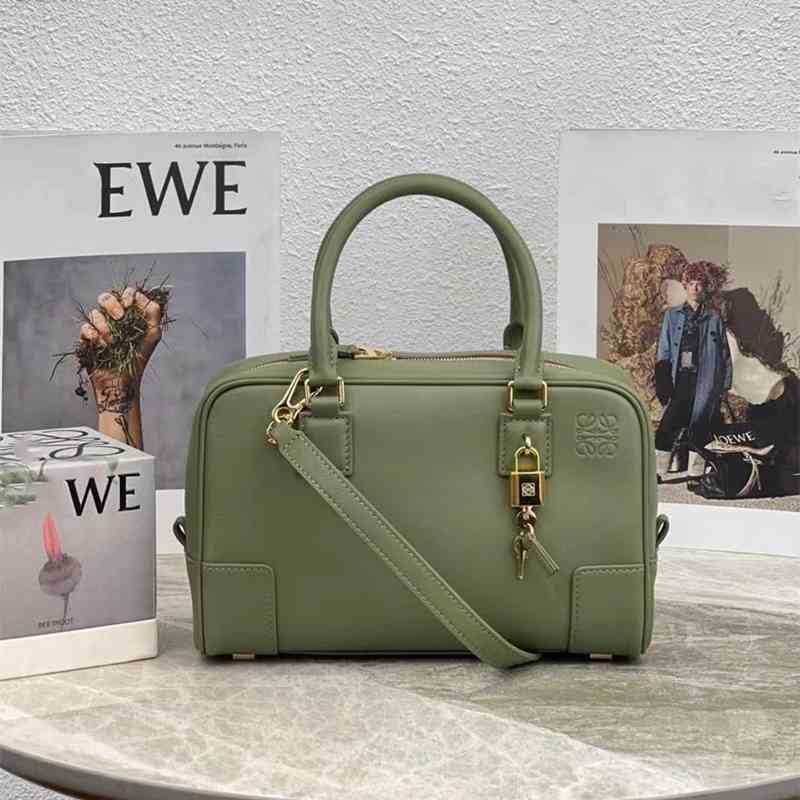 Fashion Designer Bags Loew's Tote Brand New Calfskin Handbag Puzzle Geometry Small Backpack Cross Female Leisure Single, Black and white
Fashion Designer Bags Loew's Tote Brand New Calfskin Handbag Puzzle Geometry Small Backpack Cross Female Leisure Single, Black and white
