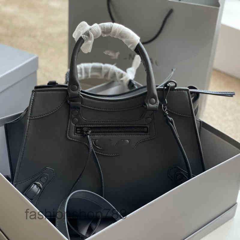 Evening bag Cowhide Designer bags Layer Handbags Motorcycle Aristocrati Women Fashion Trend Shoulder Cross body, Black
Evening bag Cowhide Designer bags Layer Handbags Motorcycle Aristocrati Women Fashion Trend Shoulder Cross body, Black