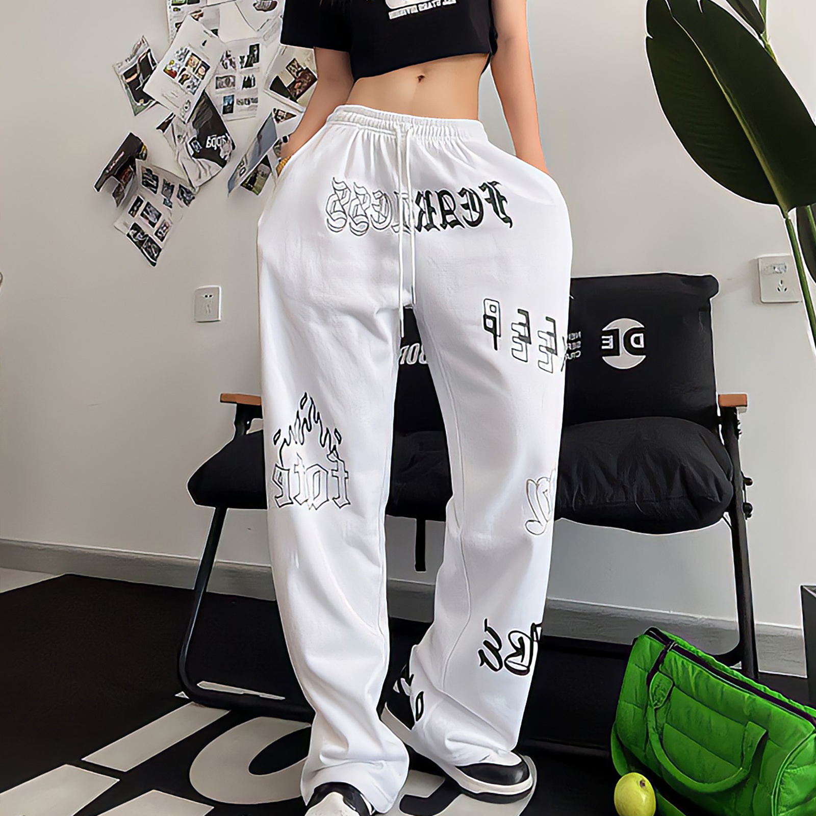 Women's Pants s Streetwear Hippie Printed Letters Flame Graffiti White Women Drawstring Y2k Sweatpants High Waist Casual Wide Leg Trousers 221011
Women's Pants s Streetwear Hippie Printed Letters Flame Graffiti White Women Drawstring Y2k Sweatpants High Waist Casual Wide Leg Trousers 221011