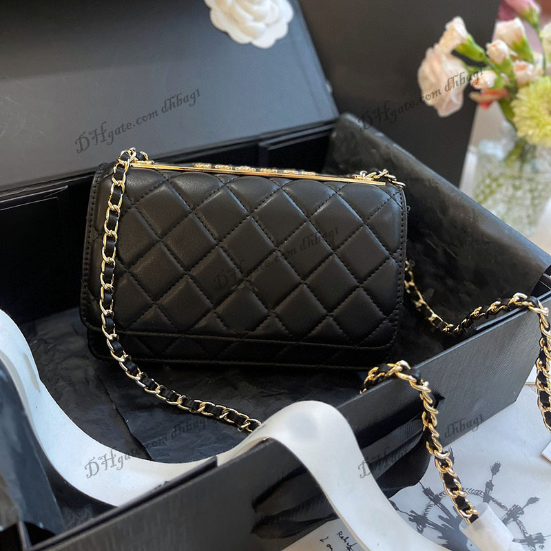 22B Vintage Trendy woc Flap Chain Wallet Dessigner Bags Lambskin Black Top Lettering Fine Engraving Multi Pochette Luxury Handbags Sacoche Key Pouch For Womens 19cm
22B Vintage Trendy woc Flap Chain Wallet Dessigner Bags Lambskin Black Top Lettering Fine Engraving Multi Pochette Luxury Handbags Sacoche Key Pouch For Womens 19cm