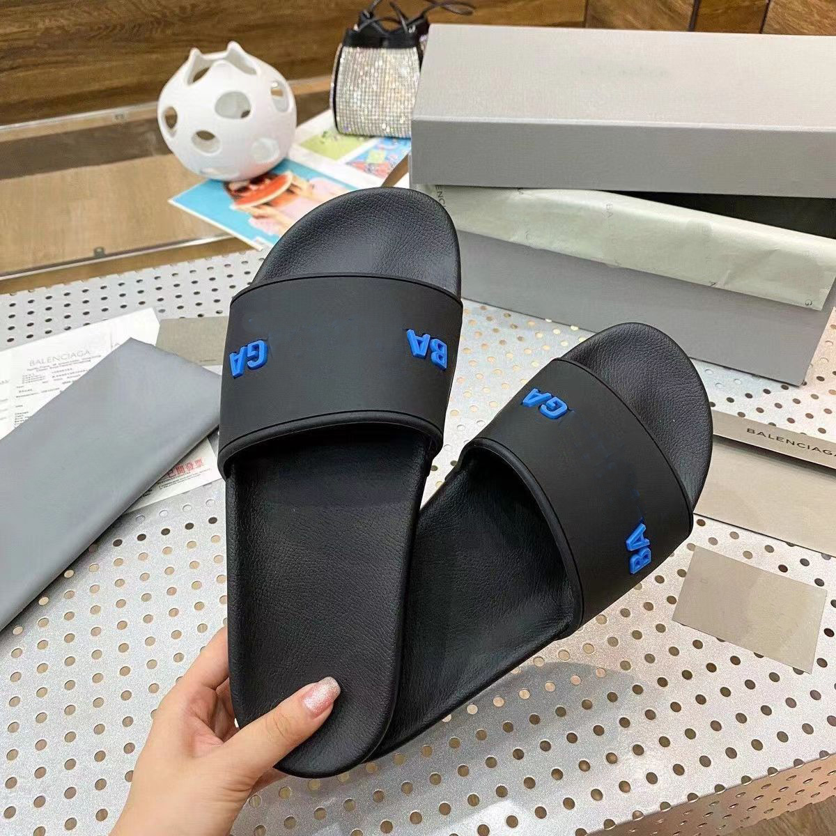 Slippers Mens Womens slider slides Sandals rubber and fur Designer flat sole slipper Paris Piscine POOL SLIDE SANDAL 3D embossing logo sliders 35-46 With Box
Slippers Mens Womens slider slides Sandals rubber and fur Designer flat sole slipper Paris Piscine POOL SLIDE SANDAL 3D embossing logo sliders 35-46 With Box