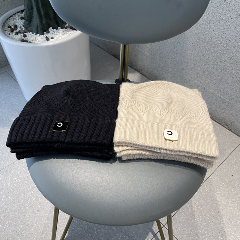 2022 Designer Hats Scarves Gloves Sets For Men Womens 2 Colors Winter Autumn Warm Hat Scarf Set Luxurys Fitted Hat C Letter 22101105
2022 Designer Hats Scarves Gloves Sets For Men Womens 2 Colors Winter Autumn Warm Hat Scarf Set Luxurys Fitted Hat C Letter 22101105