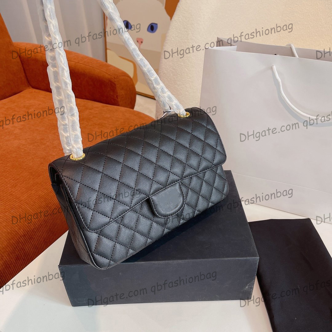 25CM Classic Rectangular Caviar Calfskin Flap Bags Quilted Genuine Leather Gold Matelasse Chain Croosbody Shoulder Luxury Designer Handbag Black Red White Totes, Box
25CM Classic Rectangular Caviar Calfskin Flap Bags Quilted Genuine Leather Gold Matelasse Chain Croosbody Shoulder Luxury Designer Handbag Black Red White Totes, Box