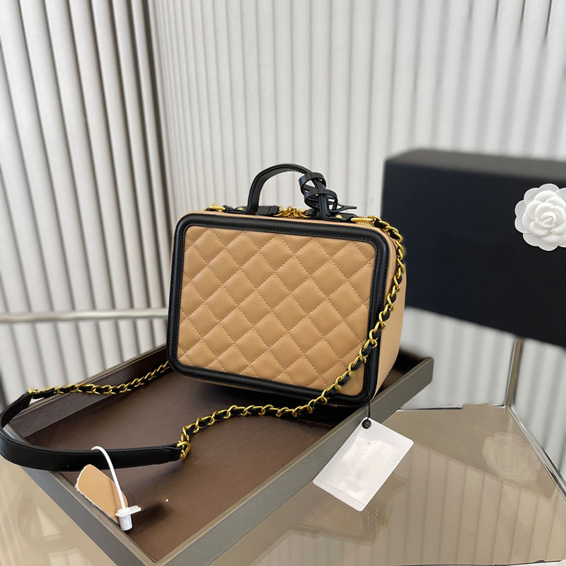 French Cosmetic Box Women Vanity Cases Quilted Real Leather Golde Metal Hardware Tote Bag Chain Crossbody Shoulder Handle Designer Brand Handbags 16x12cm/21x16cm, Black
French Cosmetic Box Women Vanity Cases Quilted Real Leather Golde Metal Hardware Tote Bag Chain Crossbody Shoulder Handle Designer Brand Handbags 16x12cm/21x16cm, Black