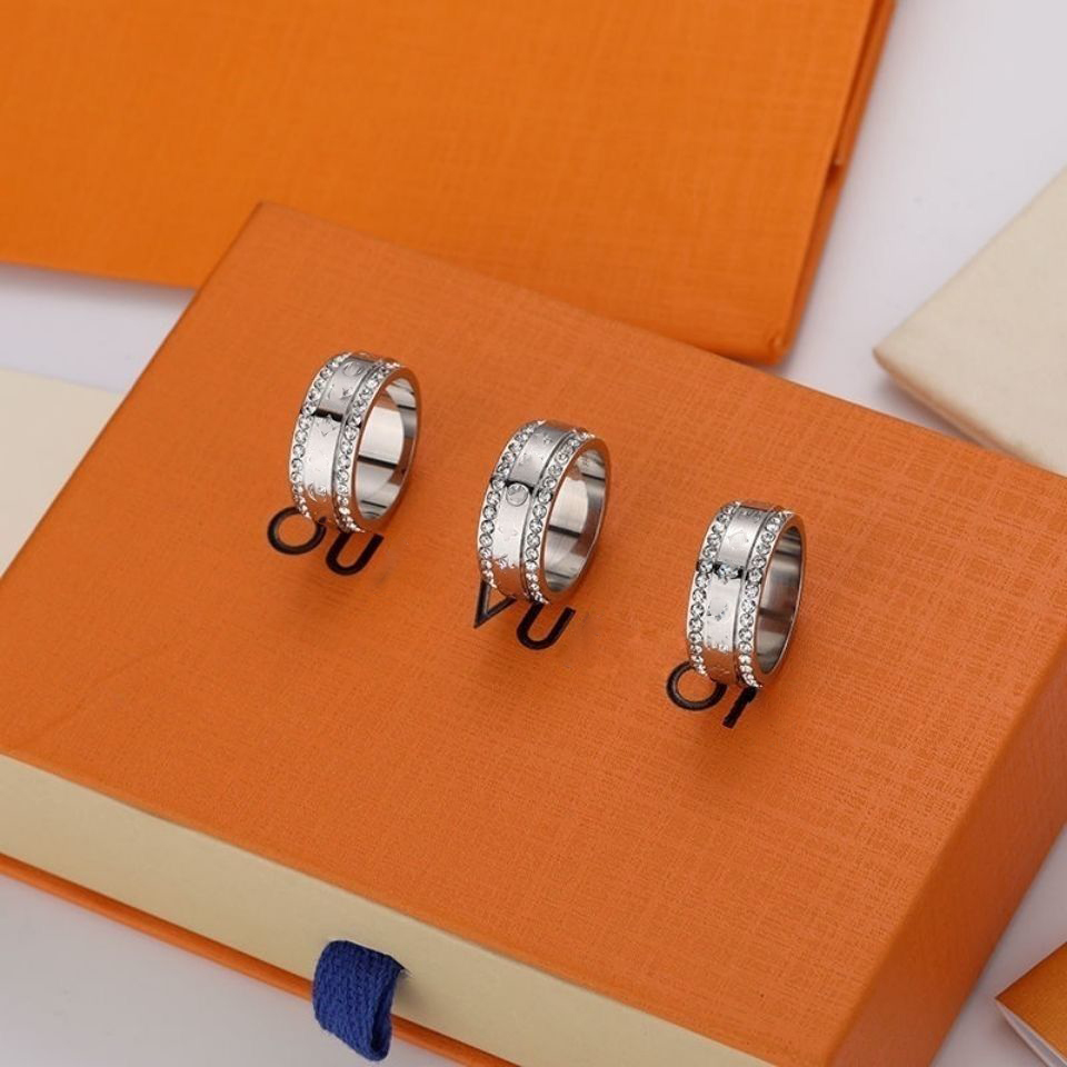 Brand Designer Rings With Side Stones for Women Lover Couples Shining Crystal Ring Jewelry Ring
Brand Designer Rings With Side Stones for Women Lover Couples Shining Crystal Ring Jewelry Ring