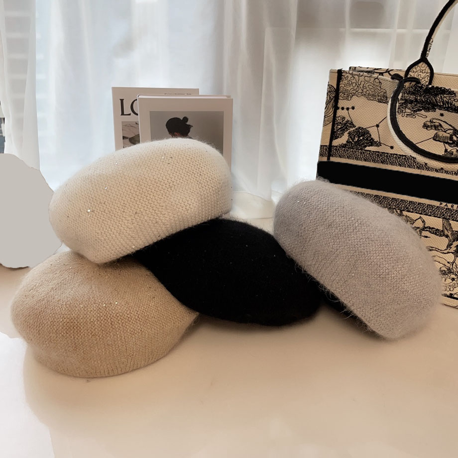 23ss 4colors Luxury Fashion Designer Cashmere Women Berets Caps Lady Outdoor Recreation Autumn Winter Windproof Bonnet Warm Hats, Grey
23ss 4colors Luxury Fashion Designer Cashmere Women Berets Caps Lady Outdoor Recreation Autumn Winter Windproof Bonnet Warm Hats, Grey