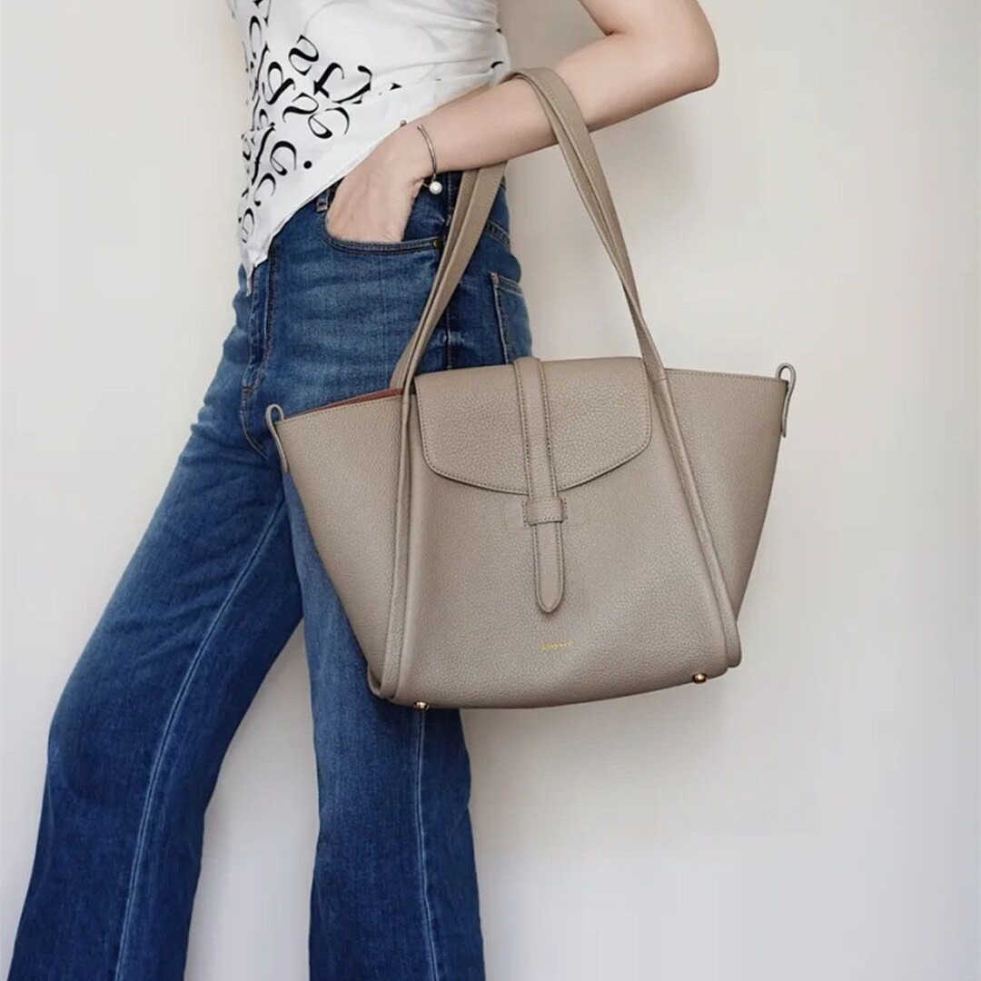 Shopping Bags Totes Stuff Sacks Songmont Medium Song Basket Series Tote Bag Female Designer Large Capacity Cowhide Handbag 221011, Elephant ash gift box
Shopping Bags Totes Stuff Sacks Songmont Medium Song Basket Series Tote Bag Female Designer Large Capacity Cowhide Handbag 221011, Elephant ash gift box