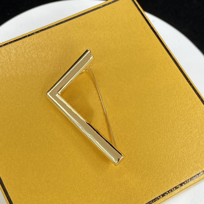 Womens Designer Diamonds Brooch Fashion Gold Letters Brooch Jewelry Accessory Pins Womens Luxury Brooches Brand Golden Brosche Pin 2210122D
Womens Designer Diamonds Brooch Fashion Gold Letters Brooch Jewelry Accessory Pins Womens Luxury Brooches Brand Golden Brosche Pin 2210122D