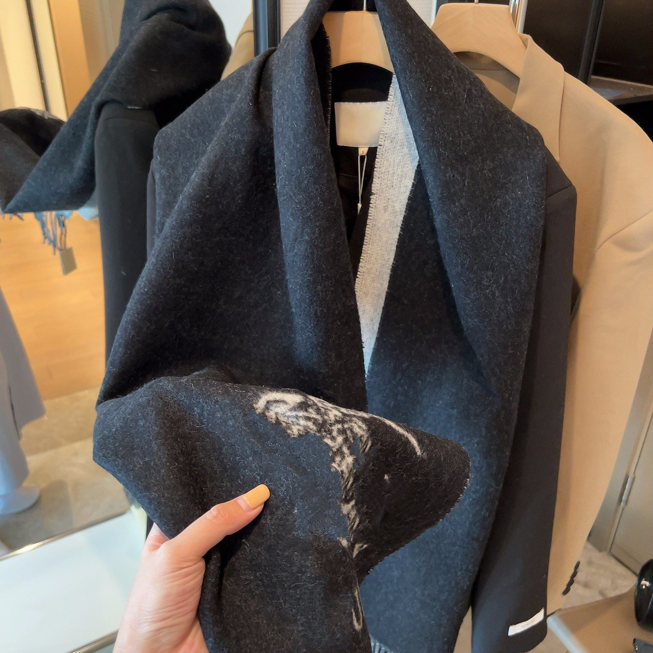 Fashion Cashmere Letter Scarf Classic animal horse Design designer Letter long Scarves Women Winter Shawl size 200 45 comfortable breathable cover blanket
Fashion Cashmere Letter Scarf Classic animal horse Design designer Letter long Scarves Women Winter Shawl size 200 45 comfortable breathable cover blanket