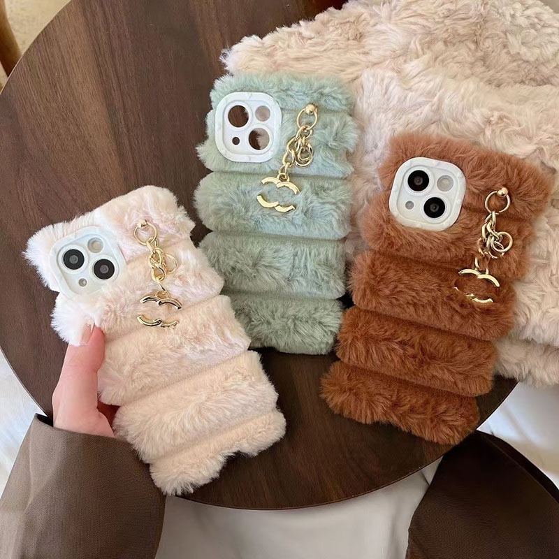 Luxury Designer Phone Cases Fashion Furry Case With Metal Pendant Phonecase Winter Shockproof Cover Shell For IPhone 14 Pro Max 13P 12 11, Green
Luxury Designer Phone Cases Fashion Furry Case With Metal Pendant Phonecase Winter Shockproof Cover Shell For IPhone 14 Pro Max 13P 12 11, Green