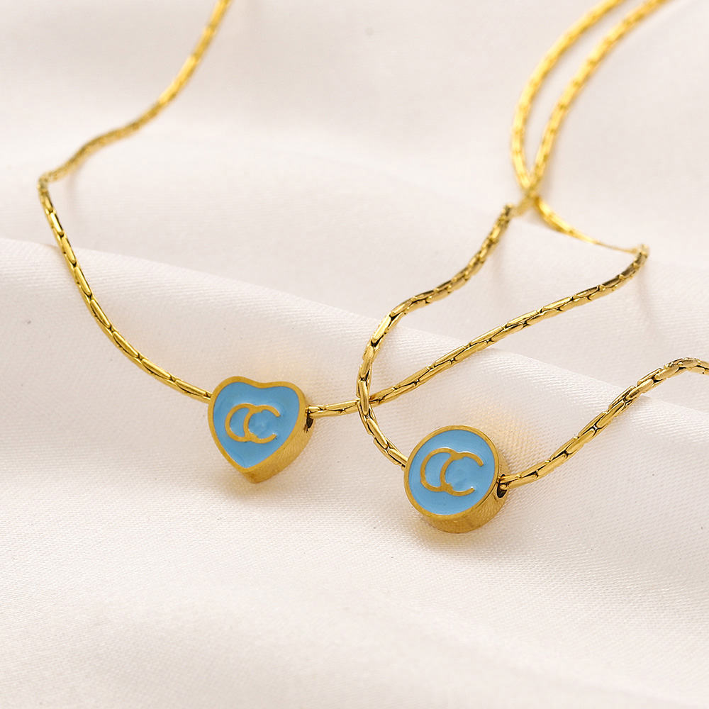 2Style Fashion Women Luxury Designer Necklace Choker Pendant Chain 18K Gold Plated Stainless Steel Round Love Letter Necklaces Wedding Jewelry Accessories
2Style Fashion Women Luxury Designer Necklace Choker Pendant Chain 18K Gold Plated Stainless Steel Round Love Letter Necklaces Wedding Jewelry Accessories