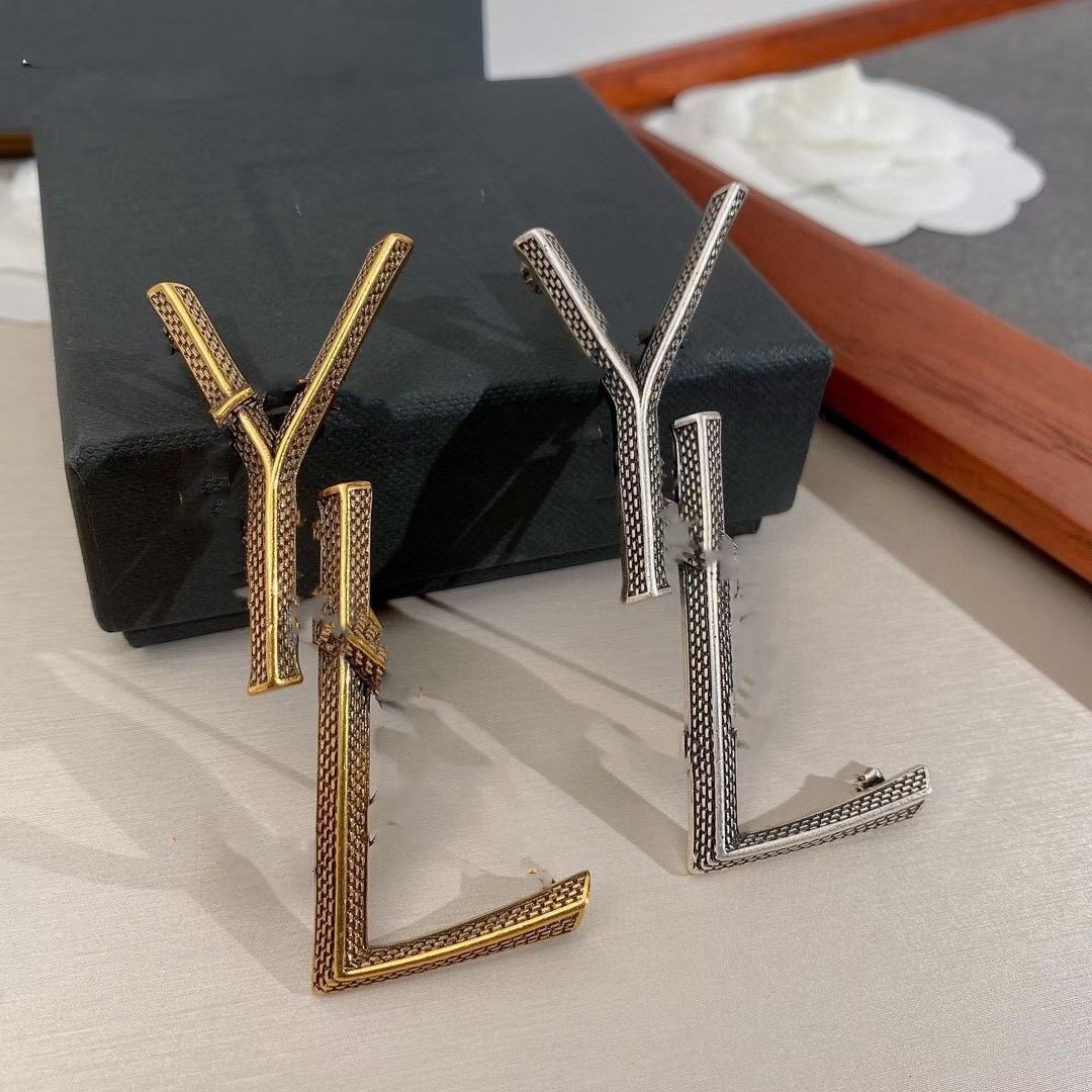 Vintage alphabetic thread brooch Versatile harbor style classic brass accessories male and female 2 color optional
Vintage alphabetic thread brooch Versatile harbor style classic brass accessories male and female 2 color optional