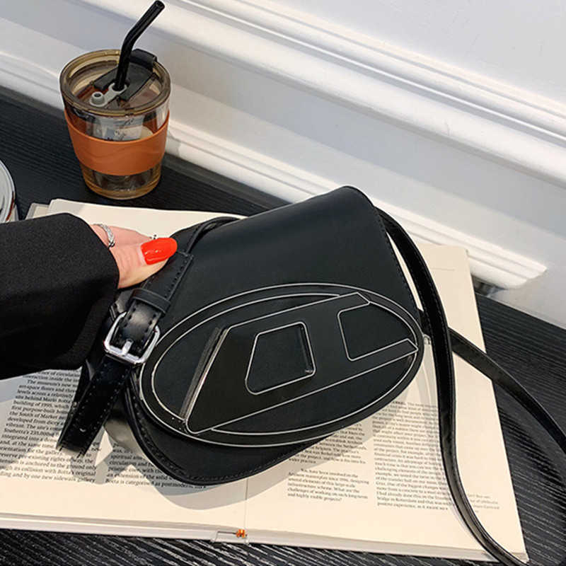 Half Moon Fashion Bags Ladies One Shoulder Crossbody bag Designer Underarm Bag High Quality Handbag Messenger Wallet, Silver
Half Moon Fashion Bags Ladies One Shoulder Crossbody bag Designer Underarm Bag High Quality Handbag Messenger Wallet, Silver
