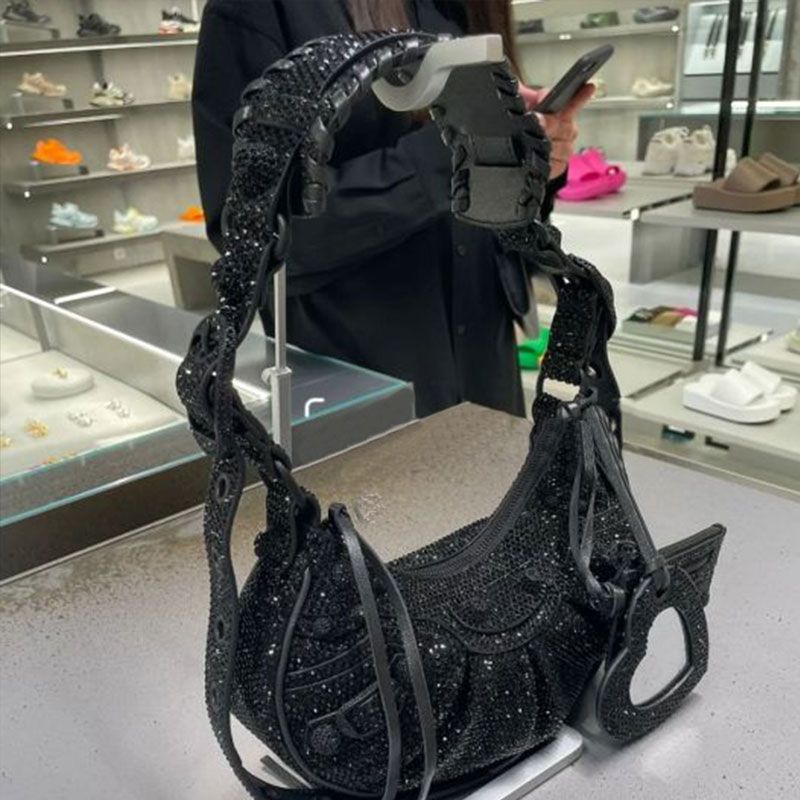 Motorcycle Handbag Shoulder Bag Quality Crossbody Bags Genuine Leather Heart Shaped Mirror Pendant Zipper Closure Women Half 2022
Motorcycle Handbag Shoulder Bag Quality Crossbody Bags Genuine Leather Heart Shaped Mirror Pendant Zipper Closure Women Half 2022