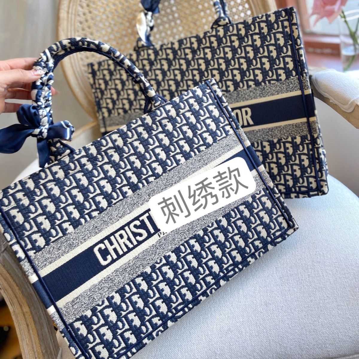 Designer Bag Embroidary Logo d Tote Book Bags Blue Tiger D-word Emboosed Christain Style Luxury Sense Shipping Handbag Fvru, Blue embroidery
Designer Bag Embroidary Logo d Tote Book Bags Blue Tiger D-word Emboosed Christain Style Luxury Sense Shipping Handbag Fvru, Blue embroidery