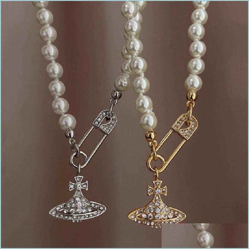 Pendant Necklaces High Quality Pearl Necklace Designer Design Pin Saturn Beaded Ladies Diamond Copper 18K Gilded Je Dhrog
Pendant Necklaces High Quality Pearl Necklace Designer Design Pin Saturn Beaded Ladies Diamond Copper 18K Gilded Je Dhrog