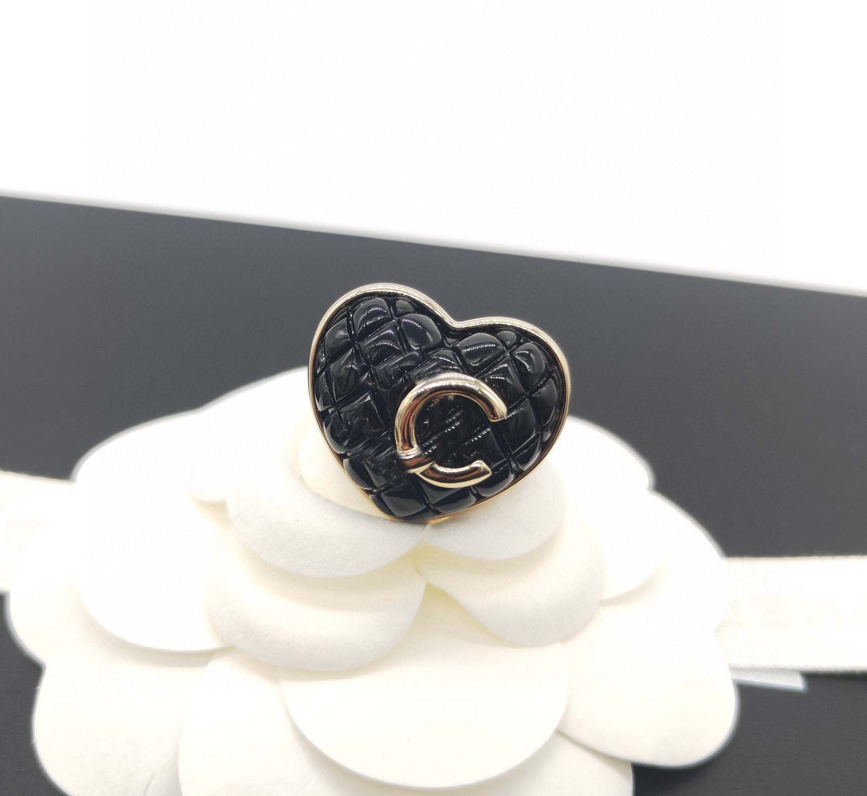 2022 Luxury quality charm punk band ring with black color rhombus design have box stamp PS7327A
2022 Luxury quality charm punk band ring with black color rhombus design have box stamp PS7327A
