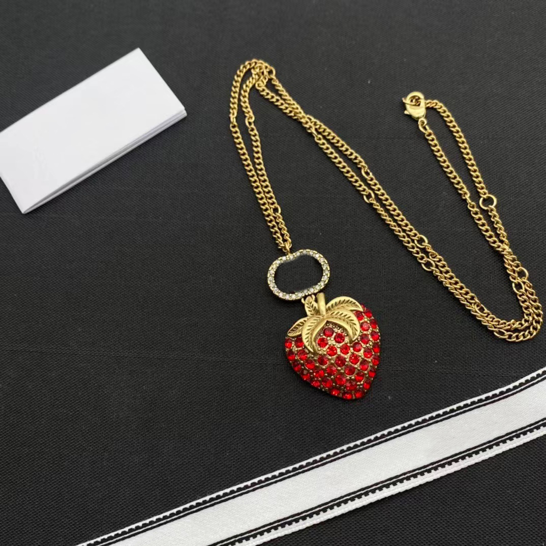 2022 Designer Strawberry Necklaces Women Brass clavicle chain Wedding Gift Wholesale Fashion Jewelry Pendant
2022 Designer Strawberry Necklaces Women Brass clavicle chain Wedding Gift Wholesale Fashion Jewelry Pendant