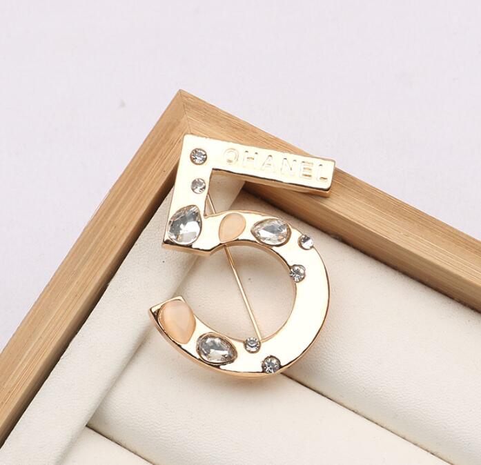 23ss 2color Luxury Brand Designer Letters Brooches 18K Gold Plated Brooch Crystal Suit Pin Small Sweet Wind Fashion Jewelry Accessories Marry Wedding Party Gift
23ss 2color Luxury Brand Designer Letters Brooches 18K Gold Plated Brooch Crystal Suit Pin Small Sweet Wind Fashion Jewelry Accessories Marry Wedding Party Gift