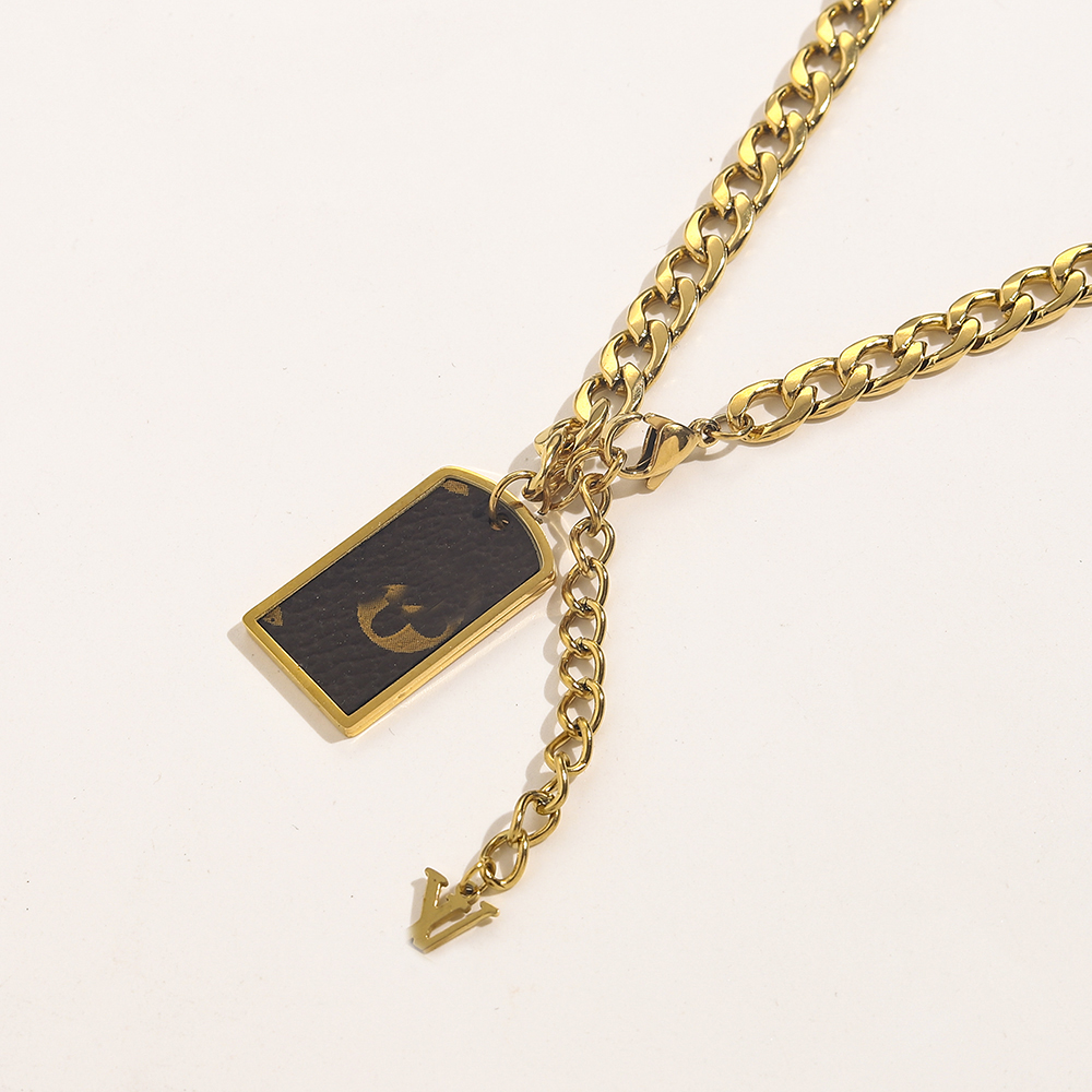 Womens Design Necklace Faux Leather 18K Gold Plated Stainless Steel Necklaces Choker Chain Letter Pendant Europe America Fashion Love Gifts Wedding Jewelry MM1538
Womens Design Necklace Faux Leather 18K Gold Plated Stainless Steel Necklaces Choker Chain Letter Pendant Europe America Fashion Love Gifts Wedding Jewelry MM1538