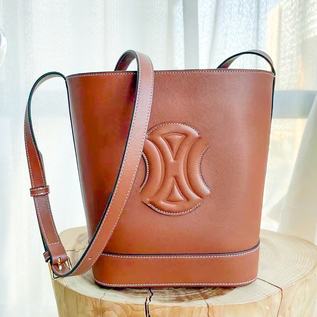 Designer Genuine leather Bag hobo Women's men Drawstring tote crossbody Luxury fashion TRIOMPHE wallet card pockets handbag Shoulder Bags original weekend basket, Black
Designer Genuine leather Bag hobo Women's men Drawstring tote crossbody Luxury fashion TRIOMPHE wallet card pockets handbag Shoulder Bags original weekend basket, Black