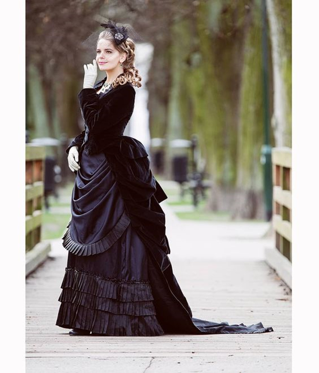 Vintage Victorian Black Prom Dresses With Long Sleeve Velvet Jacket Tiers Pleats Skirt Women Bustle Gowns Formal Party Evening Wear Custom Made 2024