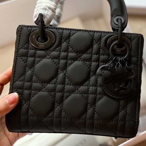 Bag Designer Christain Style Lady Genuine Leather Embroidary 2022 New Diana Bag Four Grid Cowhide Leather High Version Frosted Matte Diamond Cha, Black 3 grid
Bag Designer Christain Style Lady Genuine Leather Embroidary 2022 New Diana Bag Four Grid Cowhide Leather High Version Frosted Matte Diamond Cha, Black 3 grid