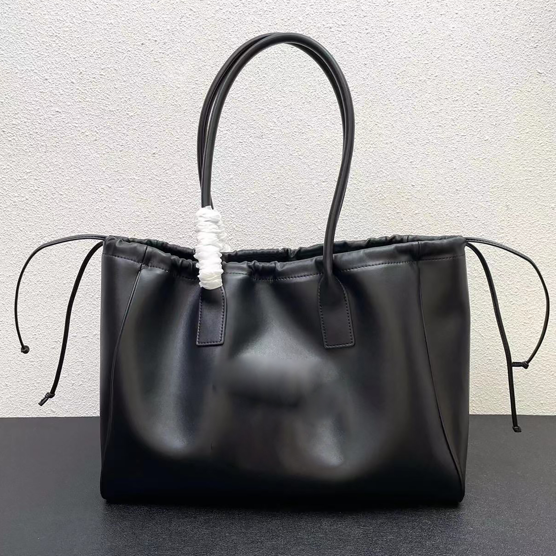 evening bag cabas drawstring cuir in smooth leather bag brown black handles shoulder carry decorative drawstring Luxury designer totes purses
evening bag cabas drawstring cuir in smooth leather bag brown black handles shoulder carry decorative drawstring Luxury designer totes purses