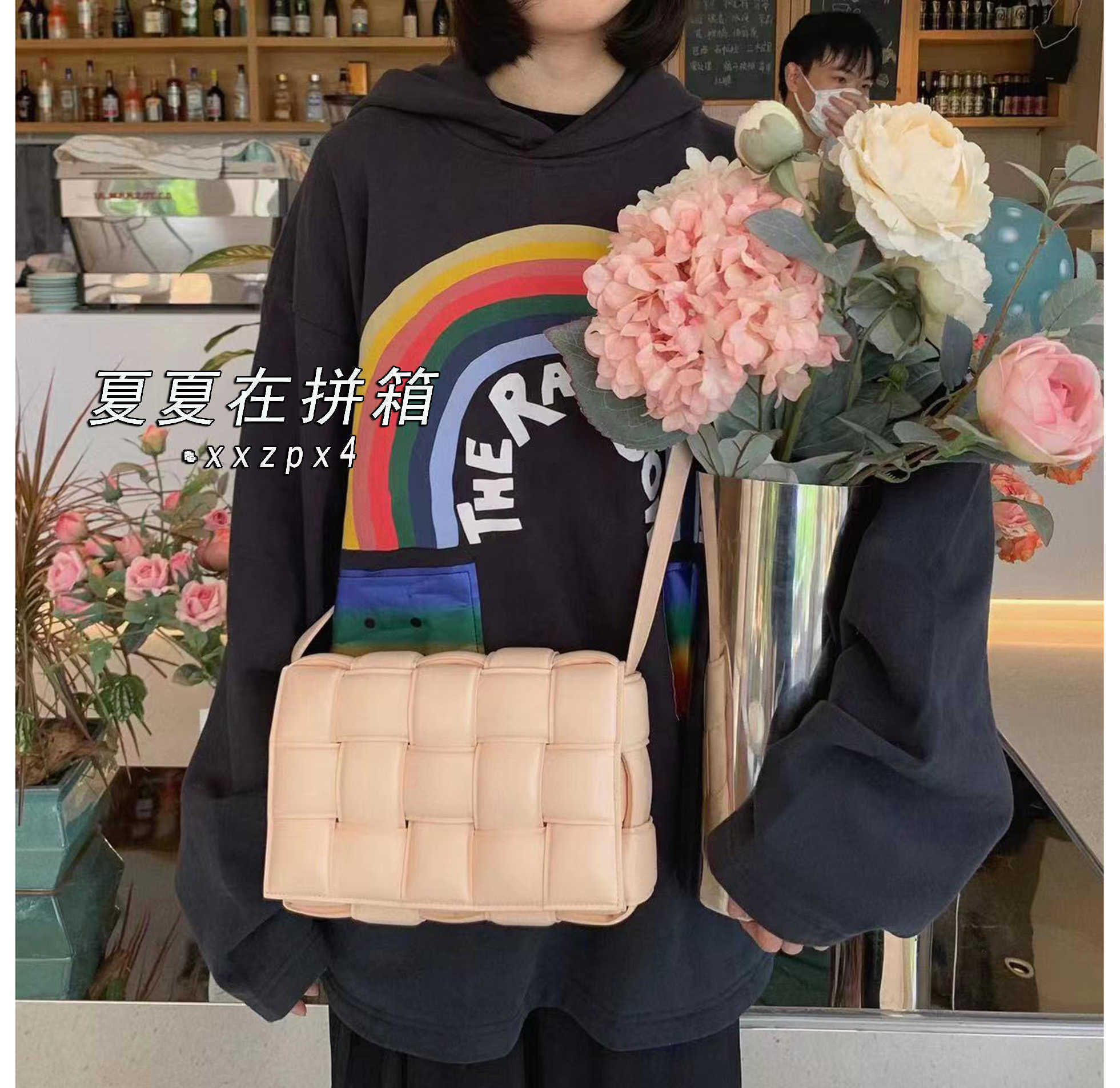 Designer Bags Bottegas Woven Venetas Luxury Handbag New Cassette Lychee Weave Single Shoulder Diagonal Gold Button Pillow Women's, No bag
Designer Bags Bottegas Woven Venetas Luxury Handbag New Cassette Lychee Weave Single Shoulder Diagonal Gold Button Pillow Women's, No bag