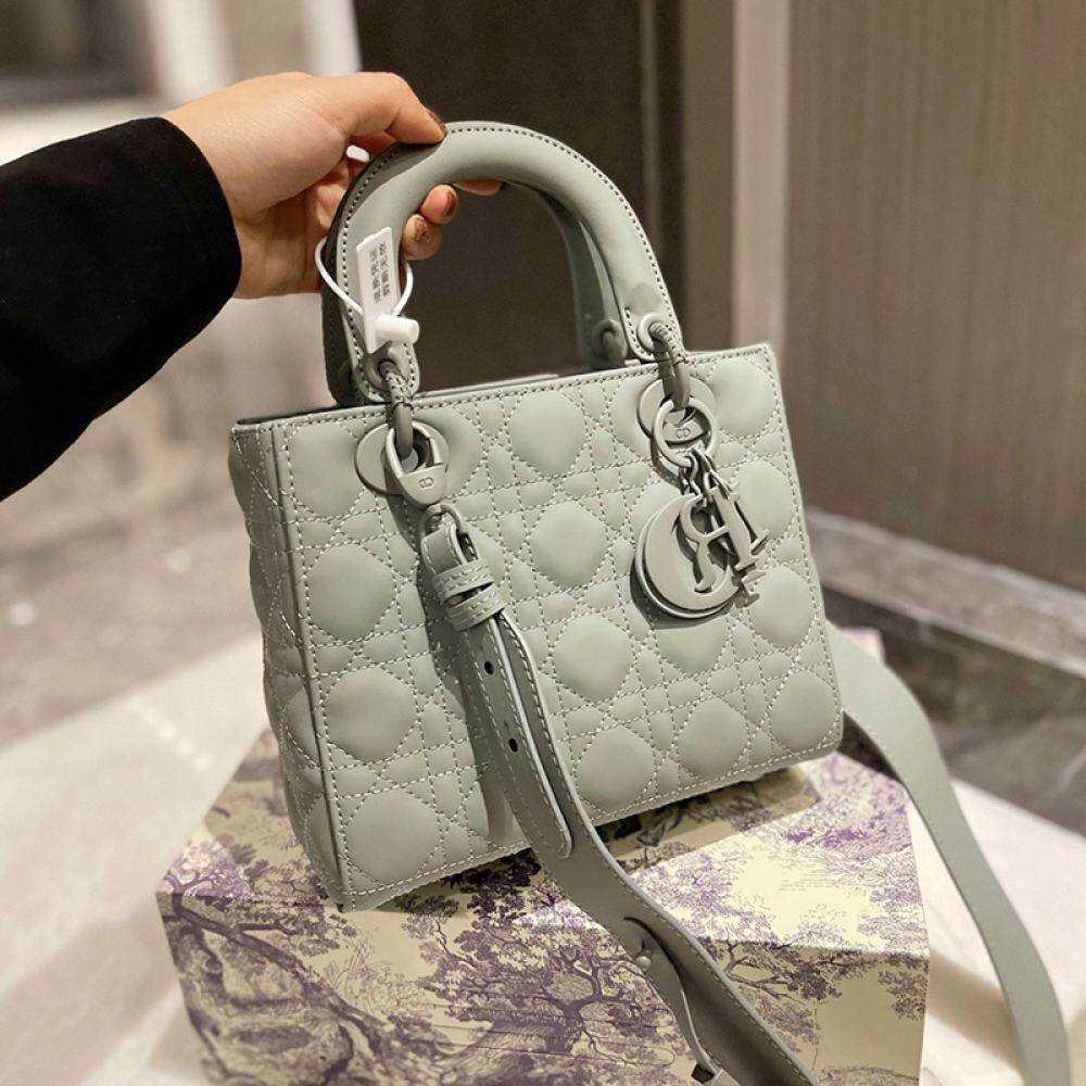 Bag Designer Christain Style Lady Genuine Leather Embroidary Limited Edition Frosted Collection Diana Handbag Women s Fashion Style Quilted Smal, 2-20 18cm
Bag Designer Christain Style Lady Genuine Leather Embroidary Limited Edition Frosted Collection Diana Handbag Women s Fashion Style Quilted Smal, 2-20 18cm