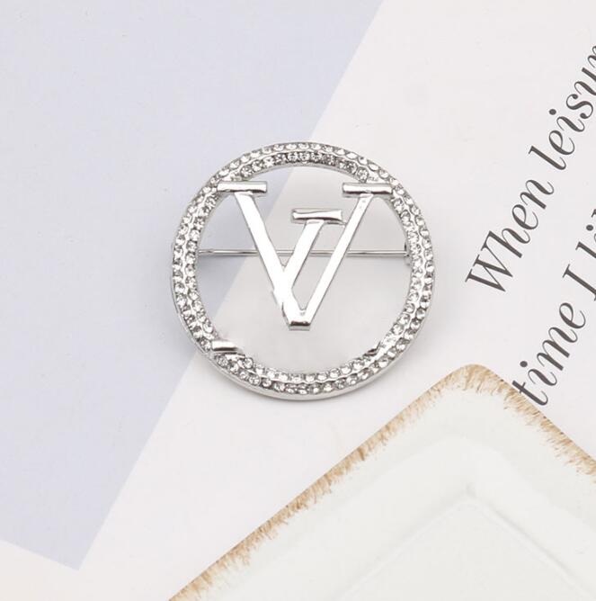 2color Brand Designer V Letters Brooches Crystal Suit Pin Small Sweet Wind Jewelry Accessories Marry Wedding Party Gift
2color Brand Designer V Letters Brooches Crystal Suit Pin Small Sweet Wind Jewelry Accessories Marry Wedding Party Gift