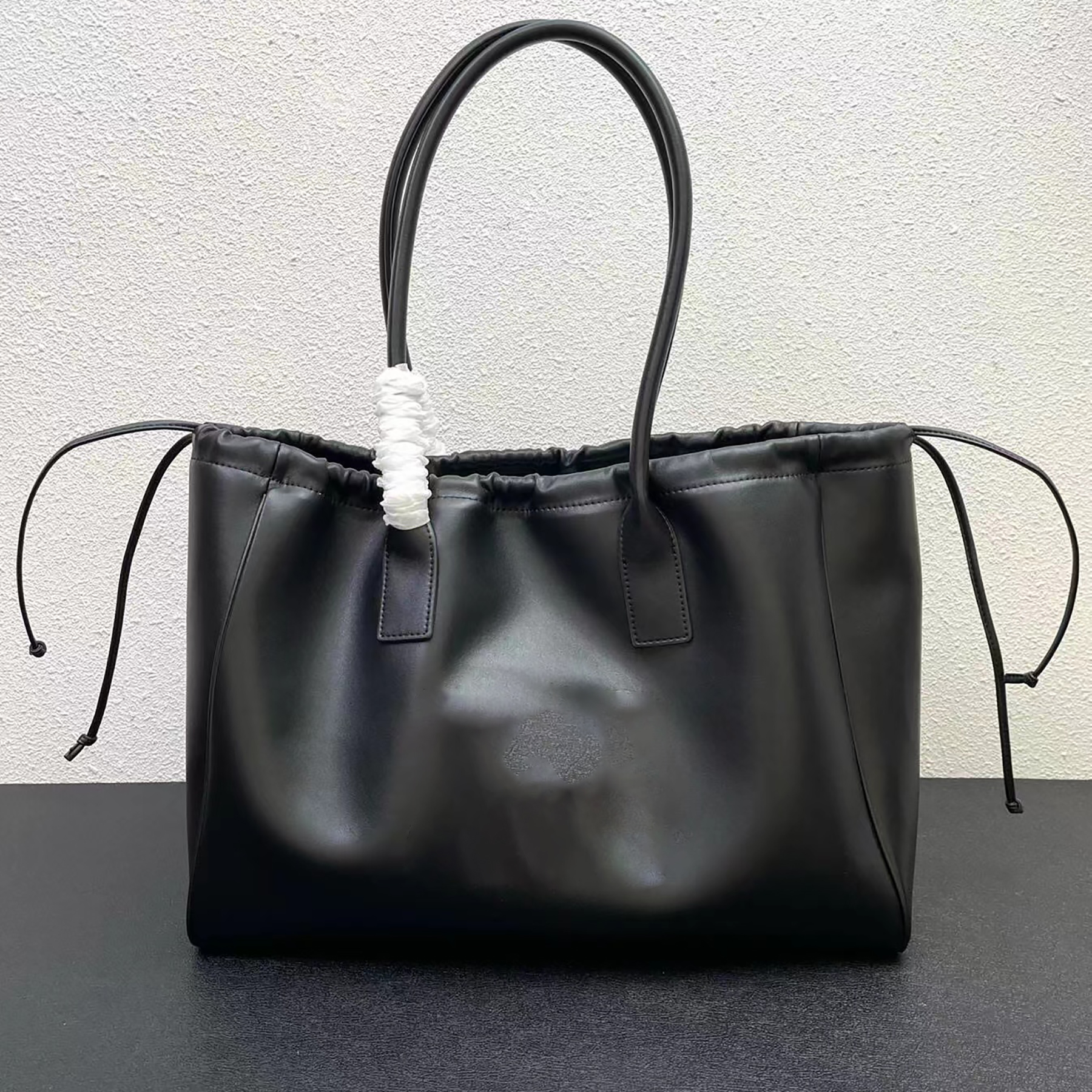 cuir cabas drawstring in smooth leather bag brown black handles shoulder carry decorative drawstring Luxury designer totes purses 2023
cuir cabas drawstring in smooth leather bag brown black handles shoulder carry decorative drawstring Luxury designer totes purses 2023