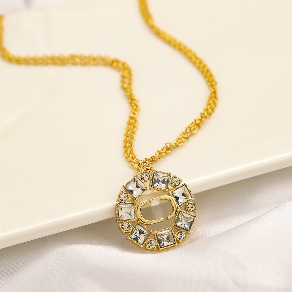 Never Fading 18K Gold Plated Luxury Brand Designer Pendants Necklaces Stainless Steel Double Letter Choker Pendant Necklace Chain Jewelry Accessories Gifts M1929
Never Fading 18K Gold Plated Luxury Brand Designer Pendants Necklaces Stainless Steel Double Letter Choker Pendant Necklace Chain Jewelry Accessories Gifts M1929
