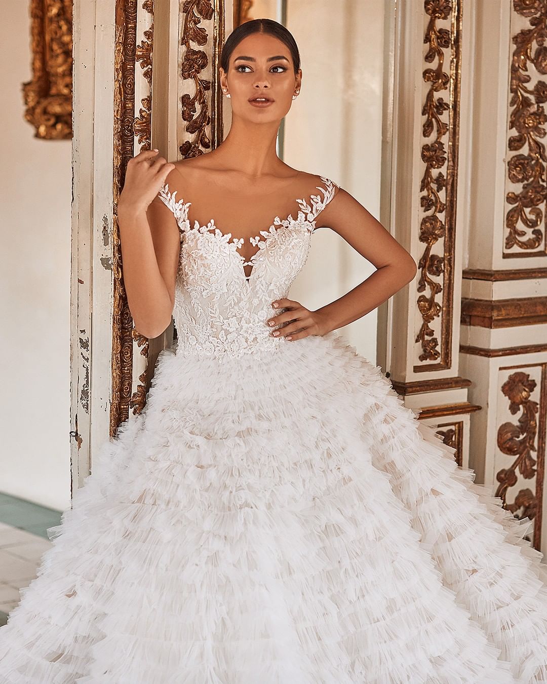 Gorgeous Lace Backless Wedding Dresses Appliqued Bridal Gowns Plus Size Sheer Bateau Necke Ruffled Sweep Train Tulle Vestido De Novia