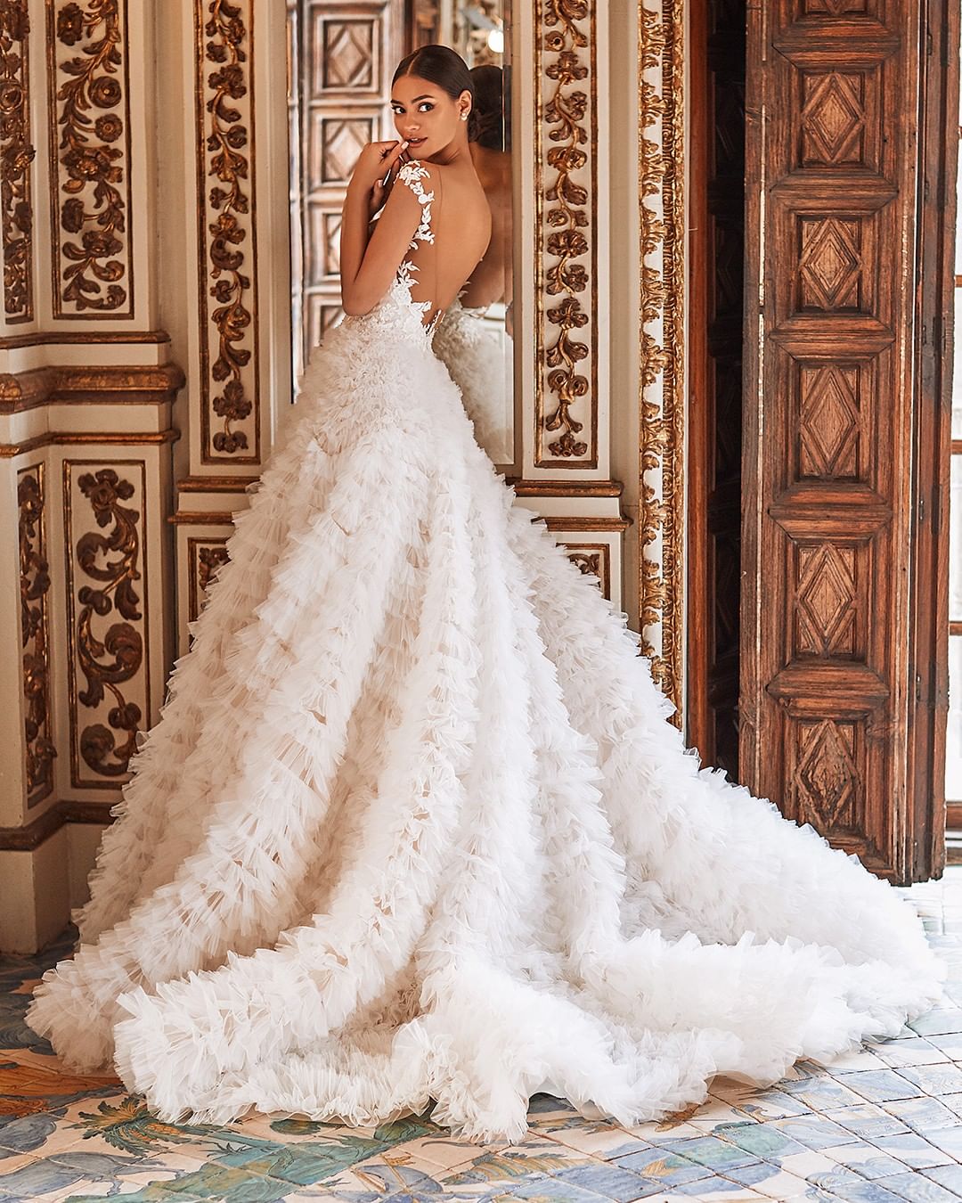 Gorgeous Lace Backless Wedding Dresses Appliqued Bridal Gowns Plus Size Sheer Bateau Necke Ruffled Sweep Train Tulle Vestido De Novia
