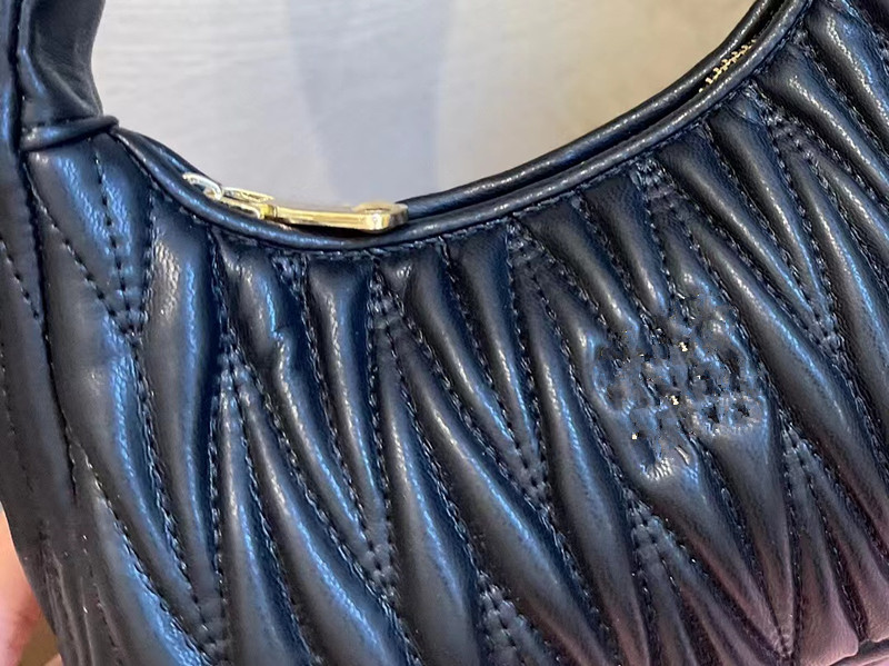 Bag miu Designer sheepskin 2022 Hobo Handbag Shoulder Bags Luxury Classic Genuine Leather Cross Body Miu 3NZT, Black
Bag miu Designer sheepskin 2022 Hobo Handbag Shoulder Bags Luxury Classic Genuine Leather Cross Body Miu 3NZT, Black