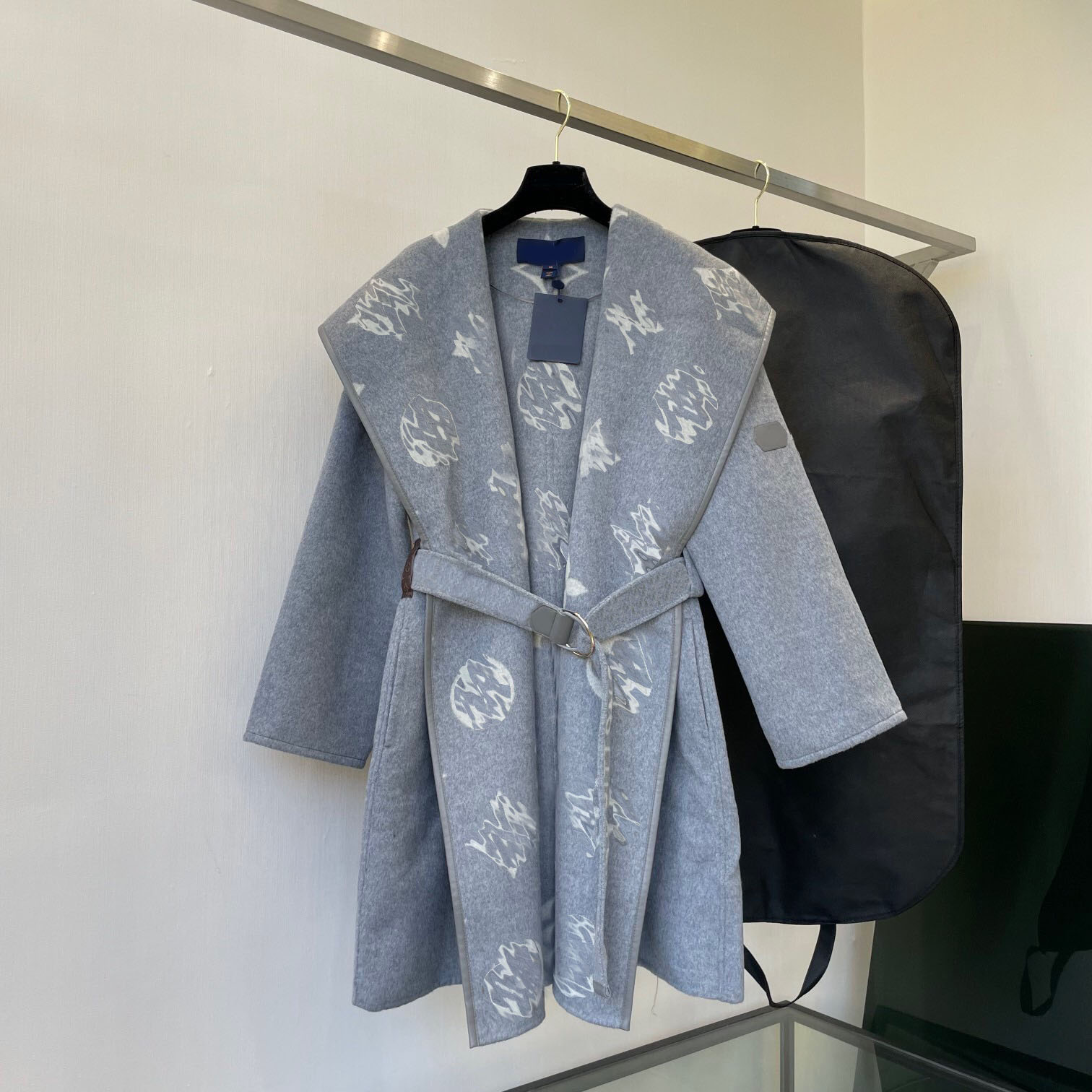 2022 Women's Cape Runway Designer Winter Hooded Cardigan Jacket Elegant Ladies Long Sleeve Belt Oversize Long Thicken Coats Outwear, Gray
2022 Women's Cape Runway Designer Winter Hooded Cardigan Jacket Elegant Ladies Long Sleeve Belt Oversize Long Thicken Coats Outwear, Gray