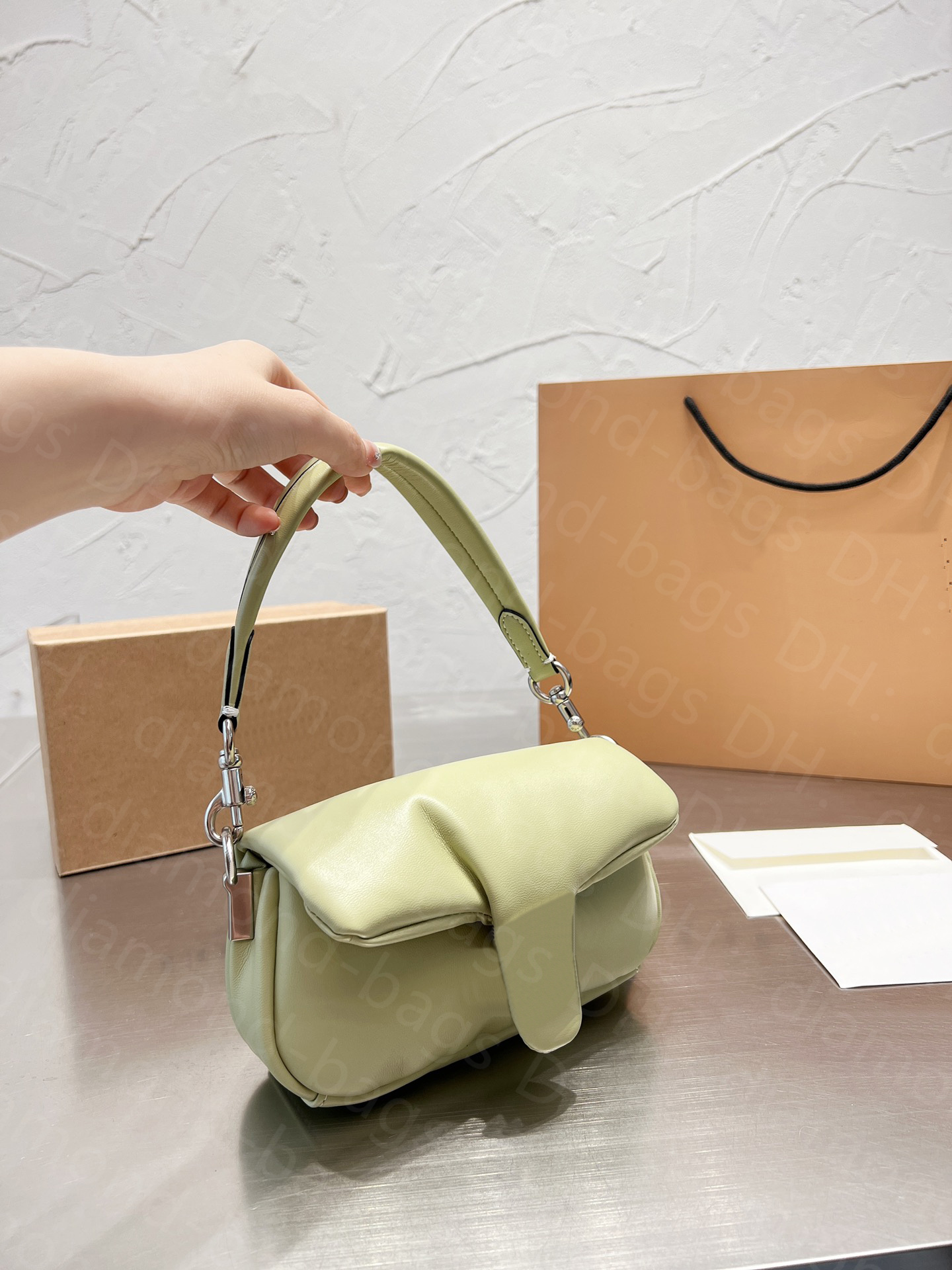 Designer C's Pillow Tabby Shoulder Bag Women Pure Color Bacchus Bags Retro Hardware Cloudy Handbags Supper Soft Leather Baguette 18cm
Designer C's Pillow Tabby Shoulder Bag Women Pure Color Bacchus Bags Retro Hardware Cloudy Handbags Supper Soft Leather Baguette 18cm