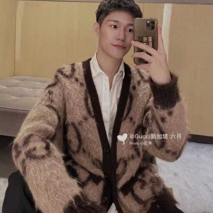 Knitted Luxury Cardigan Designer Sweaters Winter Men Women Coat Couples Same Double g Mohair Sweater Loose Top 3EJX, High quality original g letter men's
Knitted Luxury Cardigan Designer Sweaters Winter Men Women Coat Couples Same Double g Mohair Sweater Loose Top 3EJX, High quality original g letter men's