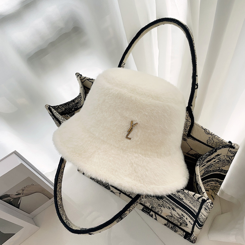 Luxurys designers Bucket Hats Faux mink fur temperament female autumn and winter letters high value temperament fashion, White
Luxurys designers Bucket Hats Faux mink fur temperament female autumn and winter letters high value temperament fashion, White