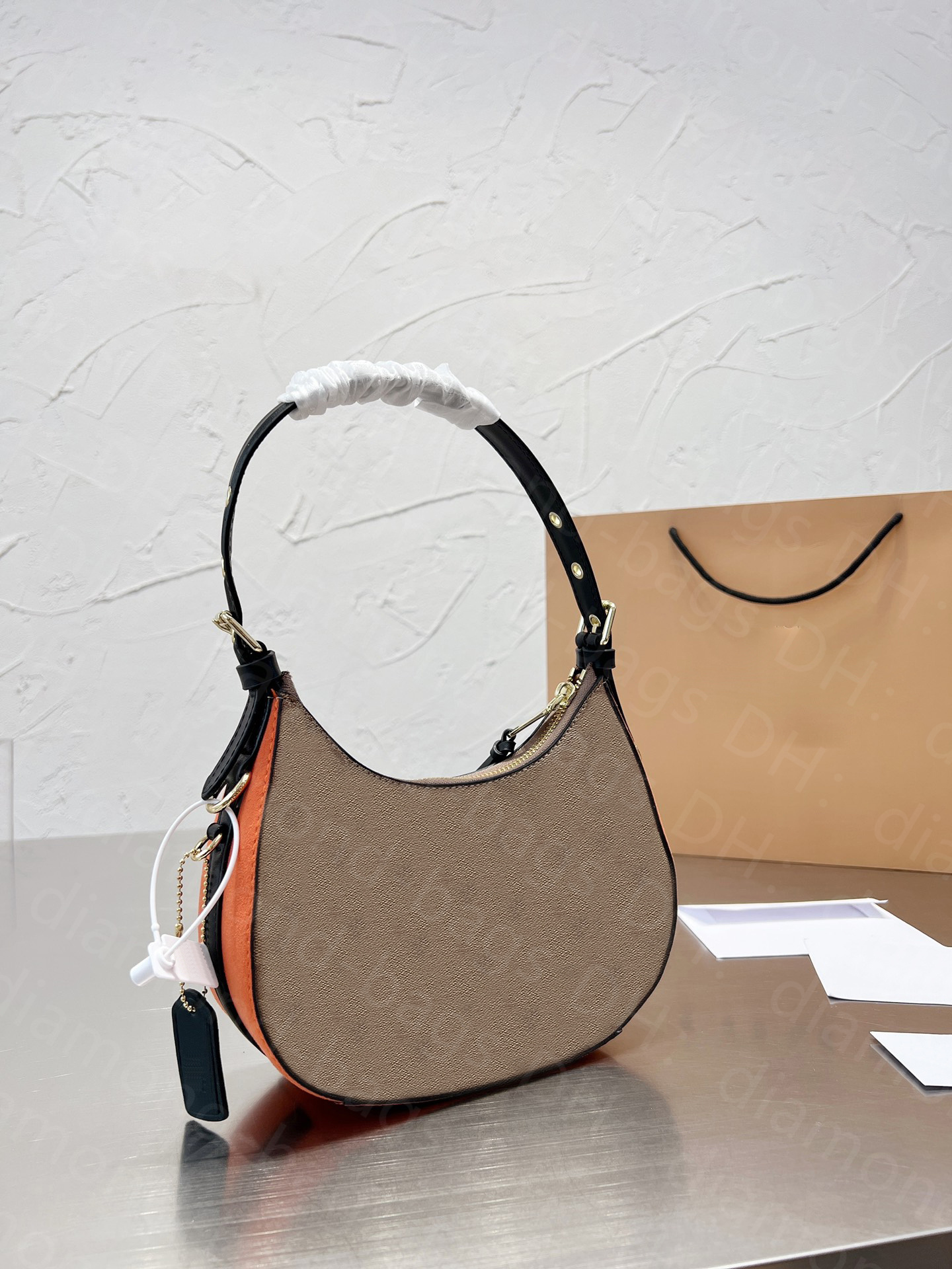 Luxury Designer Shoulder Bag Women underarm Crossbody Bags old Flower Embossed Leather Buckle Strap Drawcord Closed Palin Wallets Fashion Handbags
Luxury Designer Shoulder Bag Women underarm Crossbody Bags old Flower Embossed Leather Buckle Strap Drawcord Closed Palin Wallets Fashion Handbags