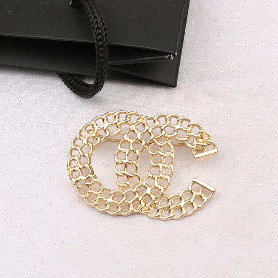 23ss 2color Fashions Brand Designer C Letters Brooches 18K Gold Plated Brooch Hollow Suit Pin Small Sweet Wind Jewelry Accessorie Wedding Party Gift
23ss 2color Fashions Brand Designer C Letters Brooches 18K Gold Plated Brooch Hollow Suit Pin Small Sweet Wind Jewelry Accessorie Wedding Party Gift