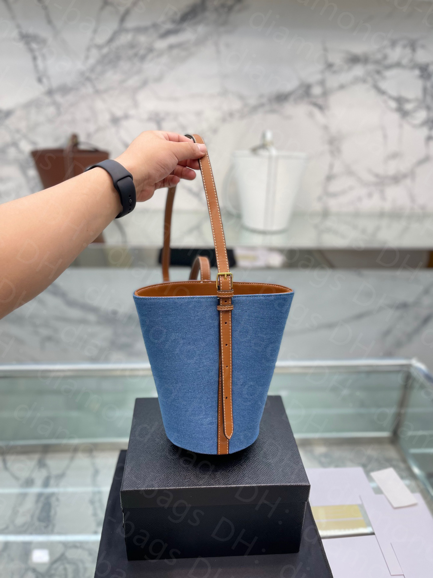 Designer Cylindrical Bucket Bag Women Crossbody Bags Leather Buckle Strap Drawcord Closed Palin Wallets Fashion Handbags Purse
Designer Cylindrical Bucket Bag Women Crossbody Bags Leather Buckle Strap Drawcord Closed Palin Wallets Fashion Handbags Purse