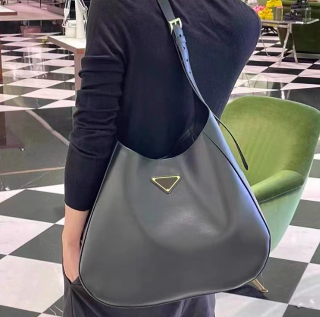 Black Cleo Hobo Bag Designers Bags Underarm Handbags Sacoche Pochette Luxury Leather Good Quality Womens Shoulder Bag Purses Lady Vintage
Black Cleo Hobo Bag Designers Bags Underarm Handbags Sacoche Pochette Luxury Leather Good Quality Womens Shoulder Bag Purses Lady Vintage