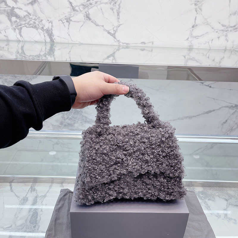 shoulder bags designer crossbody bags handbags hourglass bag Luxury Lambswool Messenger Fashion Furry Handbag Lady Purses 221014, Blbag grey
shoulder bags designer crossbody bags handbags hourglass bag Luxury Lambswool Messenger Fashion Furry Handbag Lady Purses 221014, Blbag grey
