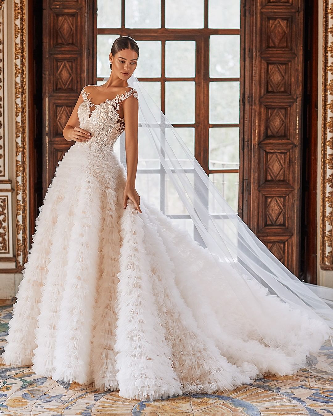 Gorgeous Lace Backless Wedding Dresses Appliqued Bridal Gowns Plus Size Sheer Bateau Necke Ruffled Sweep Train Tulle Vestido De Novia