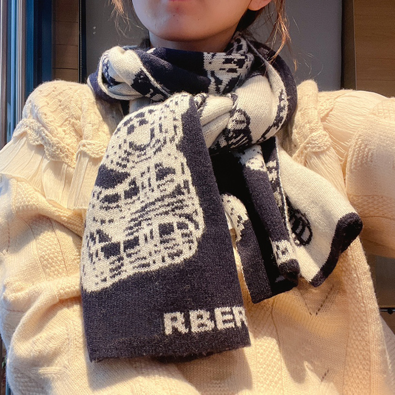 Luxury Designer Scarves For Women Width 30CM 100Wool Scarf Mens Knitted Fringe Scarves Winter Outdoor Accessories Brand B22101407
Luxury Designer Scarves For Women Width 30CM 100Wool Scarf Mens Knitted Fringe Scarves Winter Outdoor Accessories Brand B22101407