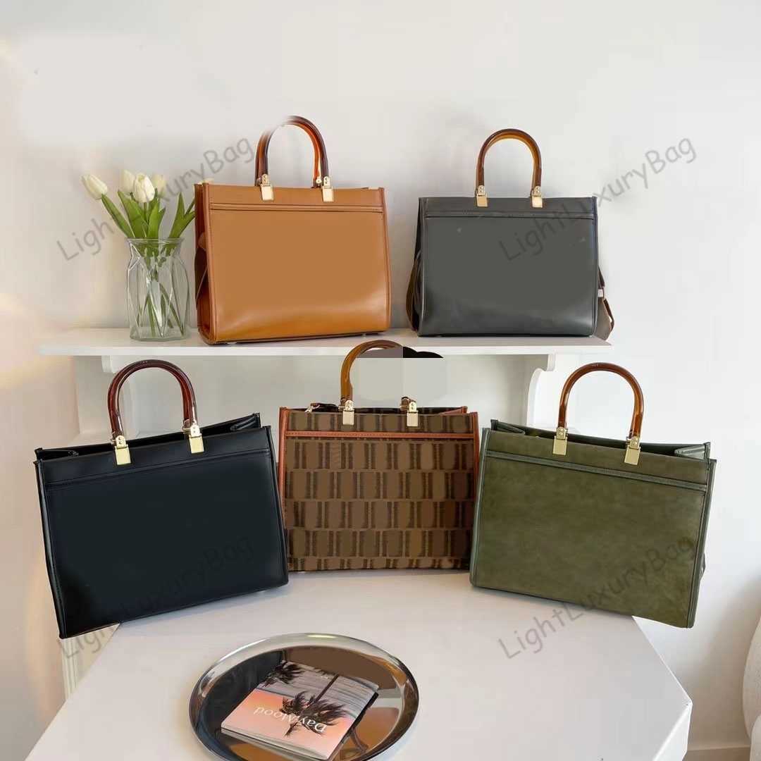 F Crossbody bag Designer Leather F Handbag High capacity Shoulder Wallet Light luxury For Women Classic Famous Brand Shopping Purses 220214, 33*27*13cm
F Crossbody bag Designer Leather F Handbag High capacity Shoulder Wallet Light luxury For Women Classic Famous Brand Shopping Purses 220214, 33*27*13cm