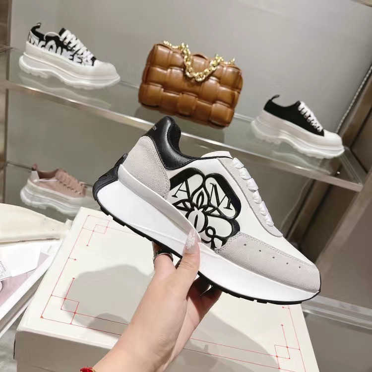 Designer Luxury Shoes MC Sprint Runner sneakers Men Women Casual Leather Outdoor Shoe Anagram embossing Low Top White Black Pink queen
Designer Luxury Shoes MC Sprint Runner sneakers Men Women Casual Leather Outdoor Shoe Anagram embossing Low Top White Black Pink queen